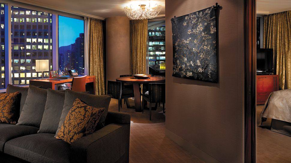 温哥华香格里拉大酒店Shangri-La Hotel, Vancouver_006190-09-suite-living-room-corner-city-night-view.jpg