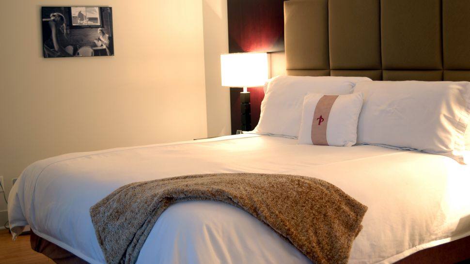 多伦多中心Pantages酒店 Pantages Hotel Toronto Centre_005869-03-bedroom-king-bed.jpg