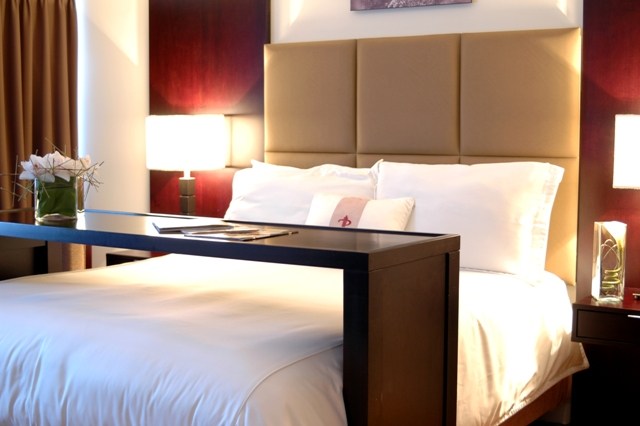 多伦多中心Pantages酒店 Pantages Hotel Toronto Centre_Chic-Suite-Bed.jpg