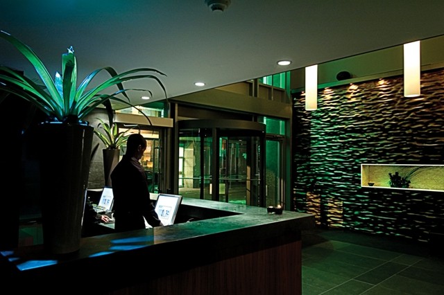 多伦多丽都酒店COSMOPOLITAN HOTEL TORONTO_Cosmopolitan-Front-Desk.jpg