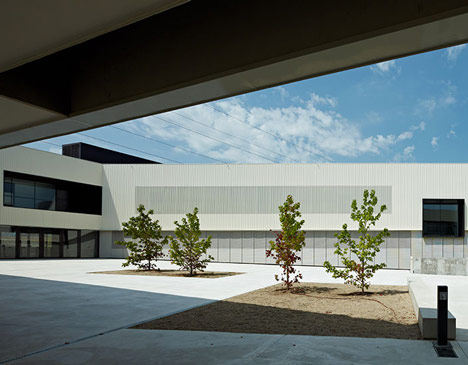 西班牙巴塞罗那卡斯特比斯堡学校_dezeen_Castellbisbal-School-by-MMDM-Arquitectes-04.jpg