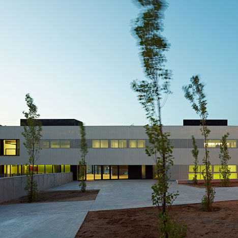 西班牙巴塞罗那卡斯特比斯堡学校_dezeen_Castellbisbal-School-by-MMDM-Arquitectes-07.jpg