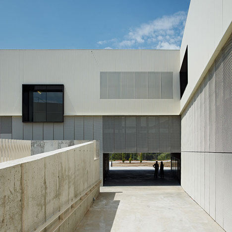 西班牙巴塞罗那卡斯特比斯堡学校_dezeen_Castellbisbal-School-by-MMDM-Arquitectes-03.jpg