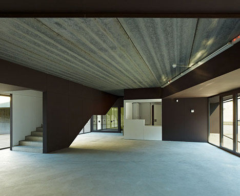 西班牙巴塞罗那卡斯特比斯堡学校_dezeen_Castellbisbal-School-by-MMDM-Arquitectes-11.jpg