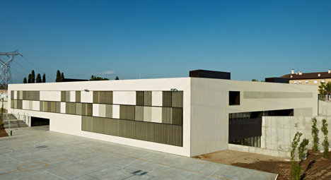 西班牙巴塞罗那卡斯特比斯堡学校_dezeen_Castellbisbal-School-by-MMDM-Arquitectes-09.jpg