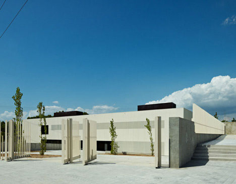 西班牙巴塞罗那卡斯特比斯堡学校_dezeen_Castellbisbal-School-by-MMDM-Arquitectes-23.jpg