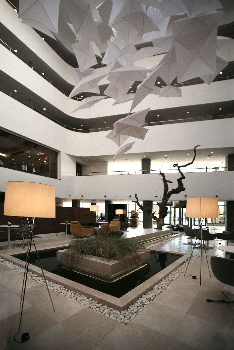 Radisson Hotel Lobby by Tanju Özelgin，土耳其伊斯坦布尔雷迪森机场酒店_radison_041111_06-940x1409.jpg