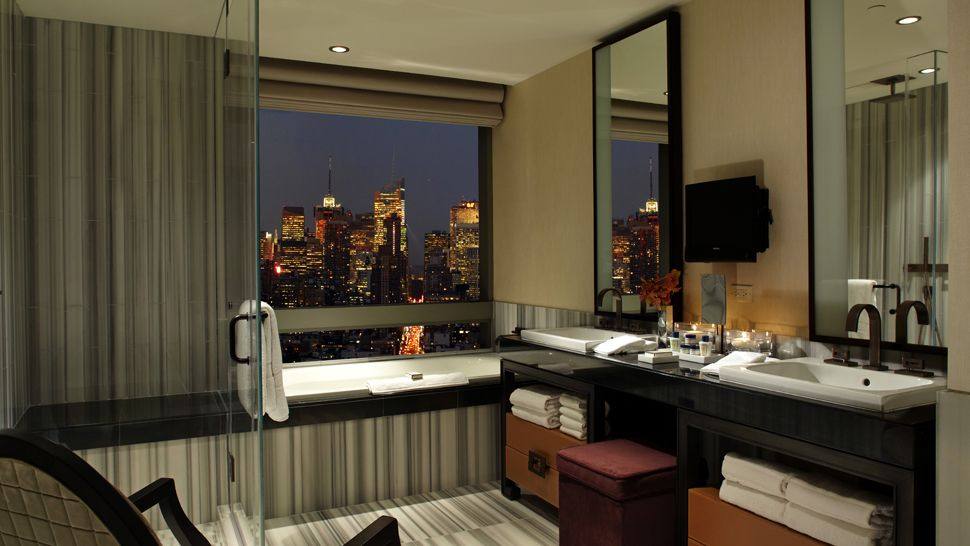 纽约特朗普苏荷酒店Trump Soho New York_006692-04-bathroom-window-view-city.jpg