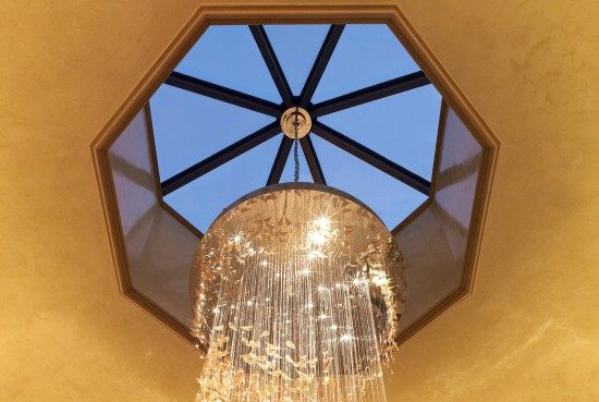 休斯顿瑞吉酒店The St. Regis Houston_StRegisHoustonGrandStaircaseChandelier_lg.jpg