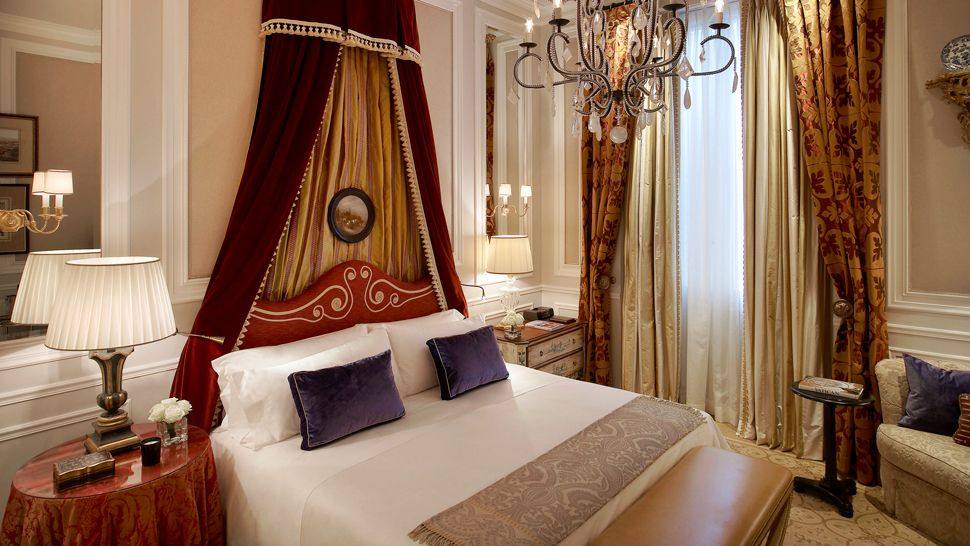 佛罗伦萨瑞吉酒店The St. Regis Florence_009512-06-Deluxe-Room-Medici-style.jpg