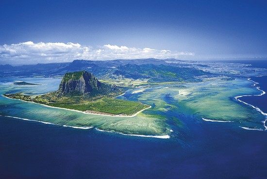 瑞吉毛里求斯度假村The St. Regis Mauritius Resort_LeMorneandStRegislocationaerialshot_lg.jpg