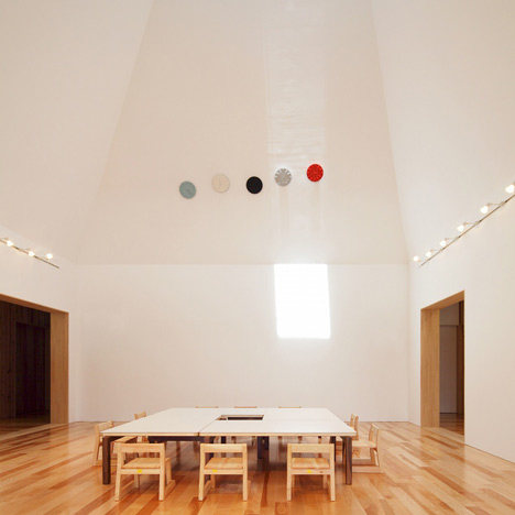 日本长滨“LEIMOND“幼儿园_dezeen_Leimondo-Nursery-School-by-Archivision-Hirotani-Studio_5.jpg