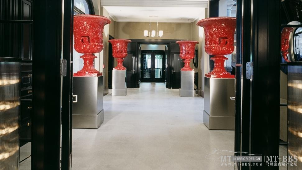 德国柏林罗马酒店Hotel de Rome, Berlin(官方高清摄影)_003129-03-entrance-large-red-vases.jpg