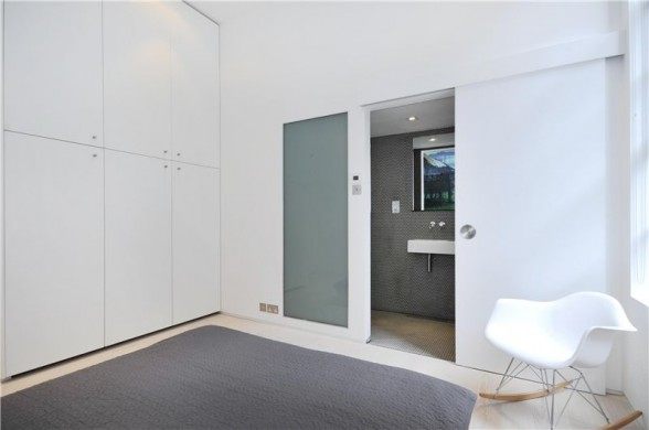 英国伦敦现代公寓/Chiara Ferrari_Modern Apartment Interior Bathroom Entrance.jpg