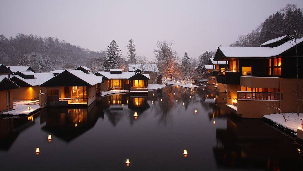 日本东京虹夕诺雅轻井泽星野温泉酒店_008405-06-exterior-cottages