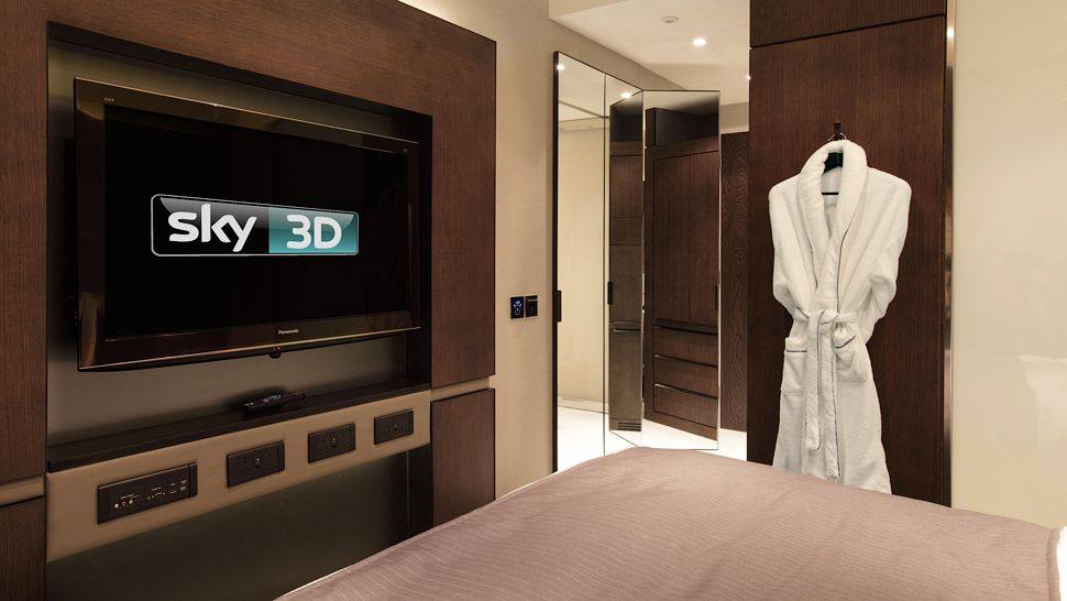 伦敦埃克莱斯顿广场酒店Eccleston Square Hotel_9737-04-bedroom-sky-3d-tv.jpg