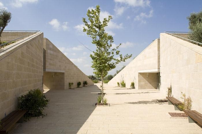 Ramat Hanadiv访客中心/Ada Karmi-Melamede Architects__m_gw_yqnvZxsIrrq9KAC-7TKGELV5NCOmf4ChJJ6VRHs5KvIJjbPq0PPxHTa1_R3xPF54iNpbfsJd80.jpg