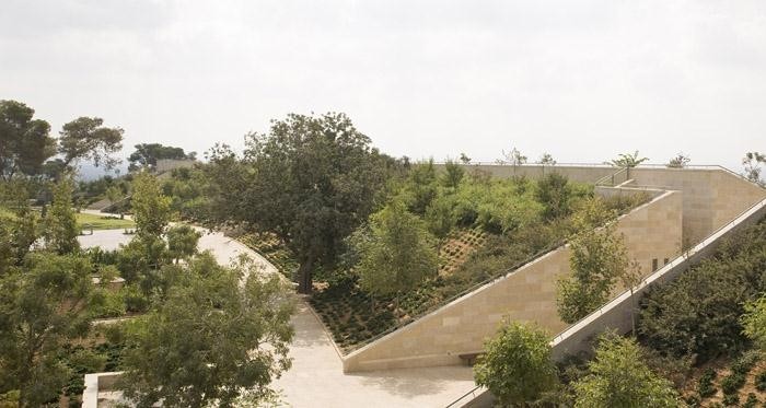 Ramat Hanadiv访客中心/Ada Karmi-Melamede Architects__m_gw_yqnvZxsIrrq9KAC-7TKGELV5NCOmf4ChJJ6VRHs5KvIJjbPq0PPxHTa1_R3xPF543AoCyEdYF_.jpg