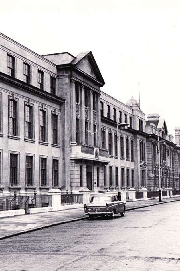 伦敦大会堂酒店Town Hall Hotel & Apartments_1965.jpg