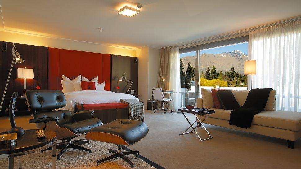 新西兰石塔皇后镇酒店 The Spire Queenstown_002799-01-bedroom-mountain-view.jpg