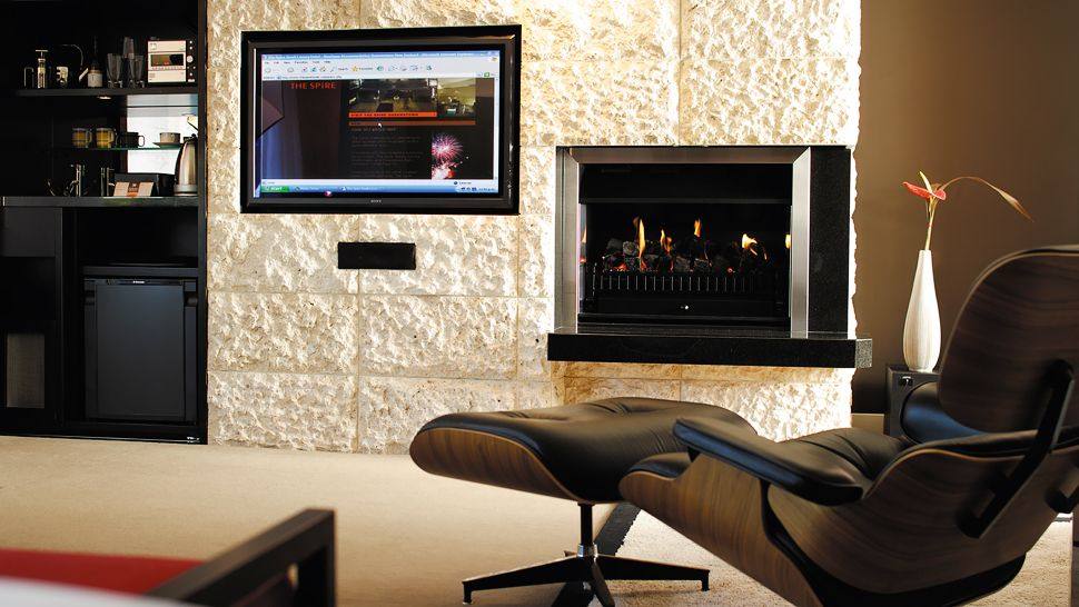新西兰石塔皇后镇酒店 The Spire Queenstown_002799-02-chair-fireplace.jpg