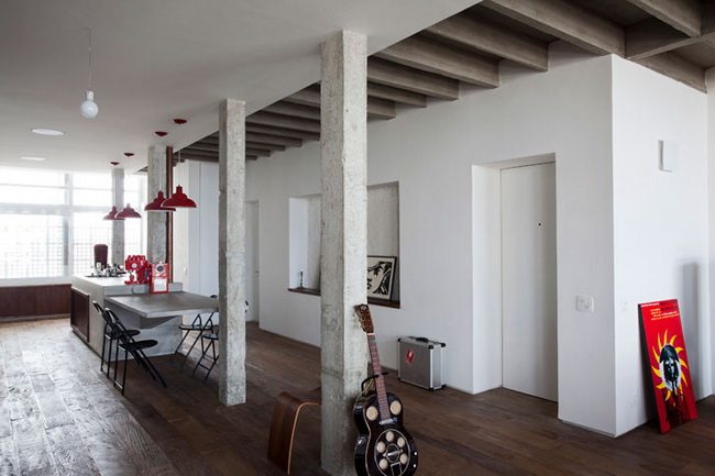 纯粹的 LOFT 住宅 / Felipe Hess and Renata Pedrosa_152538911on1nnnvnppajv.jpg