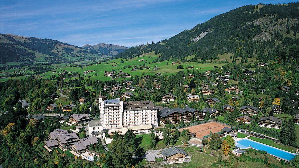 瑞士Gstaad Palace 酒店_003342-11-palace-aerial-summer-mountains.jpg