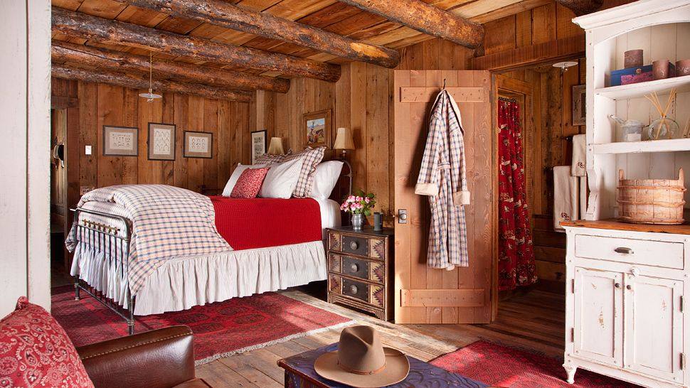 008115-15-cabin-Wrangler-bedroom.jpg