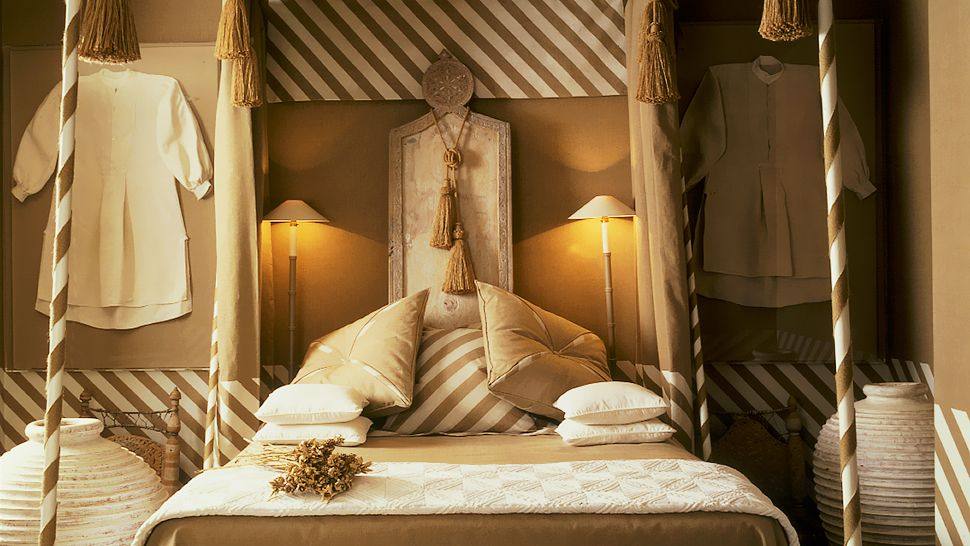 伦敦布雷克酒店 Blakes Hotel London_002877-08-striped-bedroom.jpg
