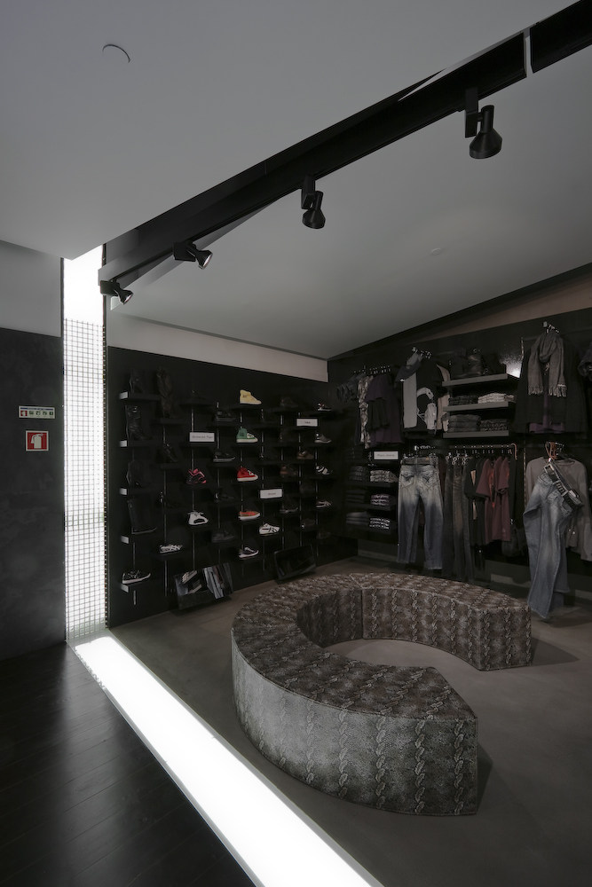 Tienda Clip Concept - Pedra Silva Arquitectos_1323871154-joaomorgado-clipconcept-25.jpg