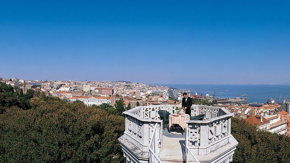 葡萄牙里斯本Lapa Palace_002646-13-private-terrace-dining-city-day-view.jpg