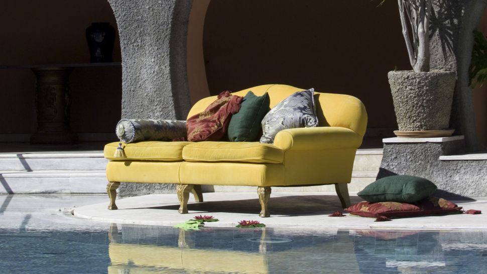 葡萄牙里斯本Pestana Palace Hotel_002948-09-yellow-couch-by-pool.jpg