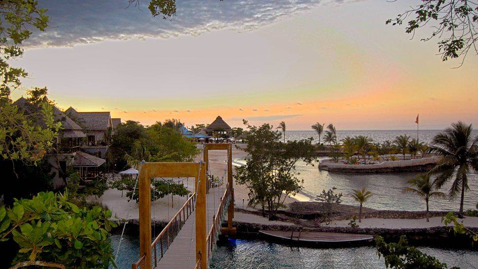 牙买加Golden Eye_001388-02-exterior-beach-bridge-sunset.jpg