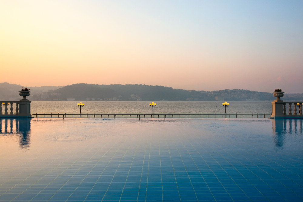 伊斯坦布尔ciragan宫凯宾斯基酒店Ciragan Palace Kempinski Istanbul_IST_InfinityPoolDawn_L.jpg