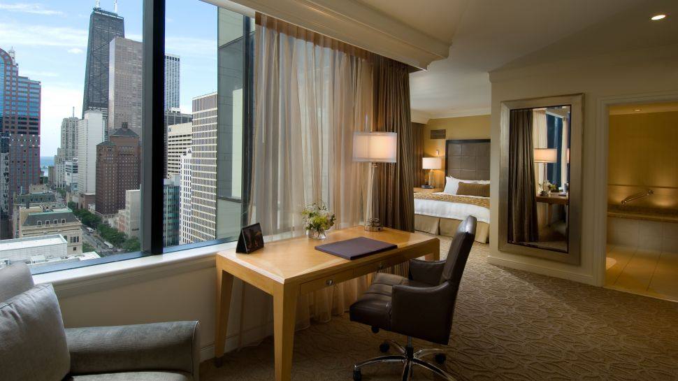 芝加哥康莱德酒店(Conrad Chicago)_006812-04-suite-desk-city-view.jpg