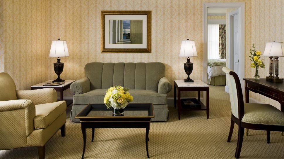 华盛顿使馆区费尔法克斯酒店 The Fairfax at Embassy Row_007072-03-bedroom-sitting-area.jpg