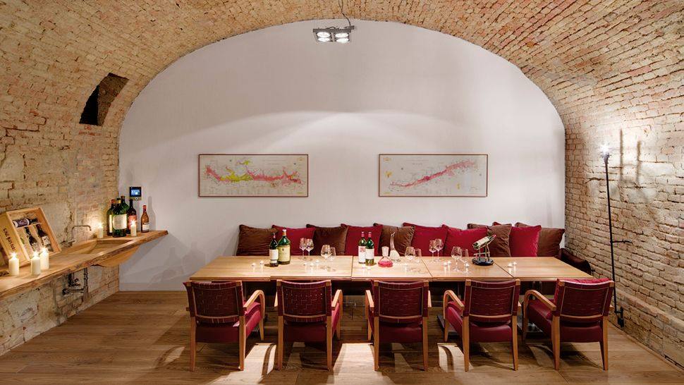 奥地利维也纳Palais Coburg Hotel Residenz_003333-17-wine-tasting-room.jpg