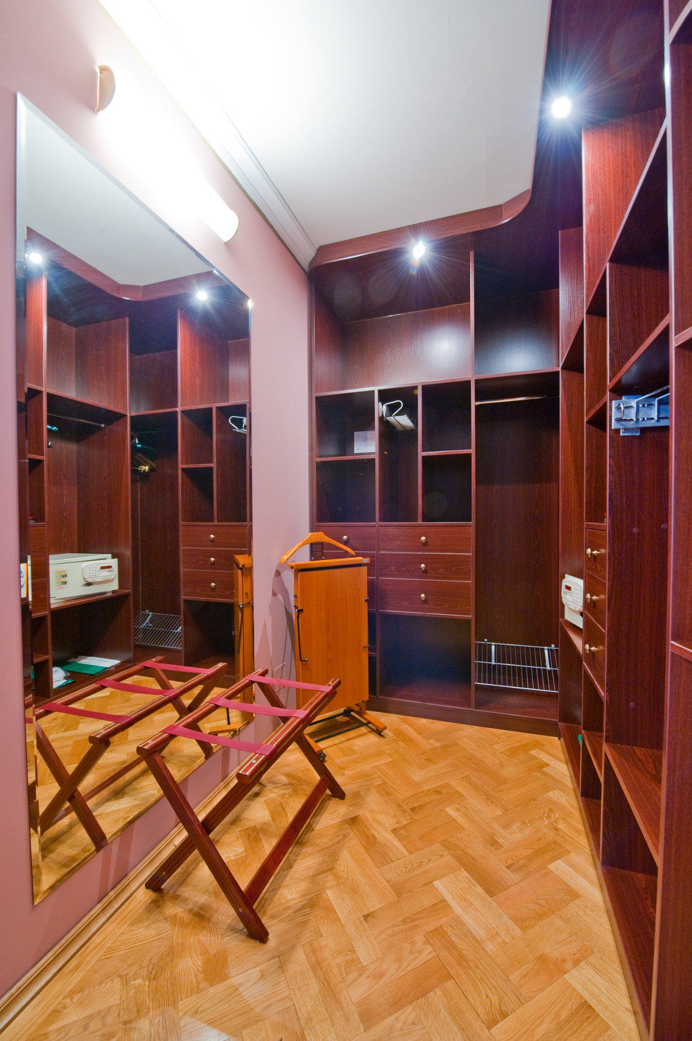 莫斯科全国酒店 Hotel National, Moscow_3)Hotel National, a Luxury Collection Hotel—Cloak Room at a Suite 拍攝者 Luxury.jpg