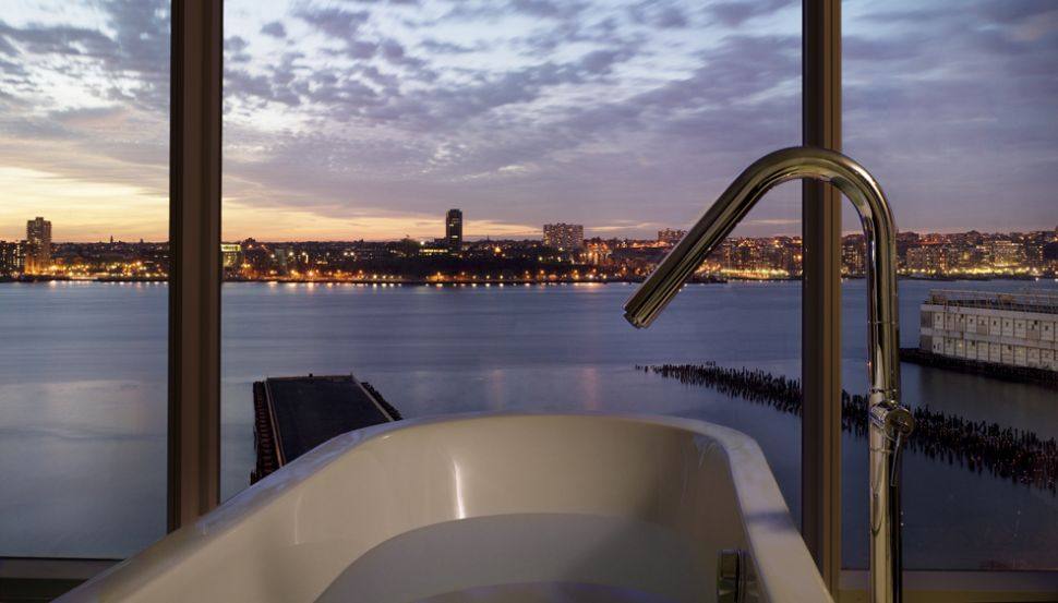 纽约标准酒店 The Standard New York_005988-02-bathtub-city-view-sunset.jpg