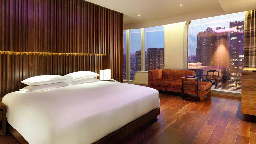 上海安达仕酒店 Andaz Shanghai_009899-13-Andaz-Suite-bedroom.jpg
