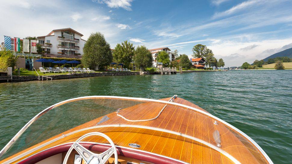 德国巴伐利亚Seehotel Überfahrt_006107-09-exterior-from-boat.jpg