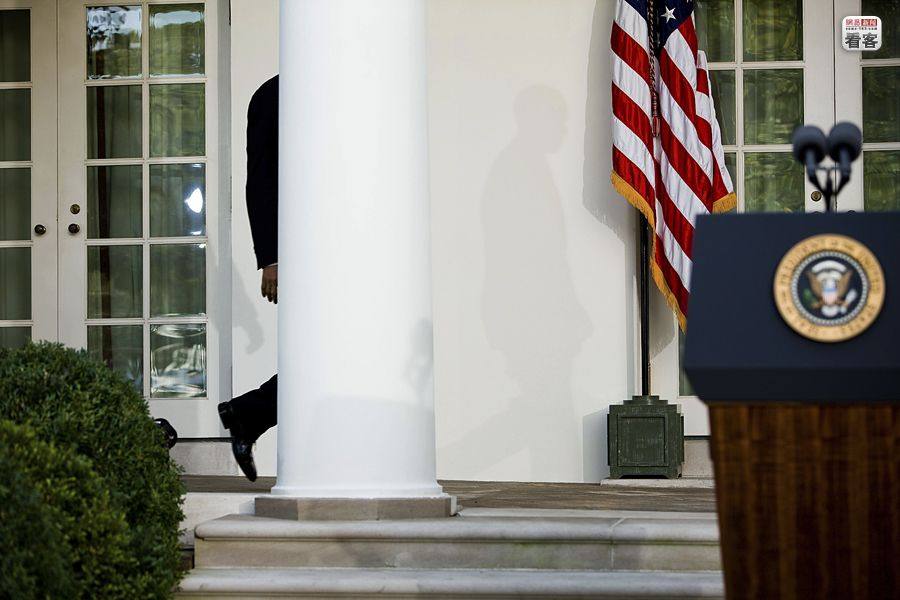 2009年10月13日，奥巴马在白宫南草坪出席一次新闻发布会，摄影师在总统被一根立柱挡住.jpg