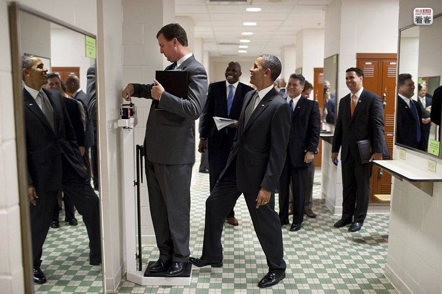 2010年8月8日，德克萨斯州奥斯丁，奥巴马一行在访问德州大学时，一名随行跑到走廊里的.jpg