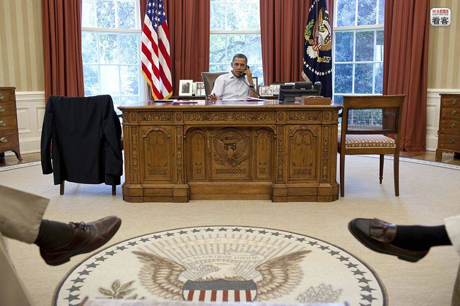 2011年7月23日，奥巴马在白宫总统办公室内与法国总统萨科齐通电话，画面下方，两名工.jpg