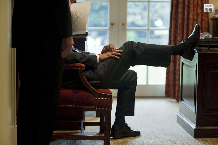 2009年10月29日，奥巴马在总统办公室内与负责立法事务的总统助理Phil Schiliro交谈，.jpg