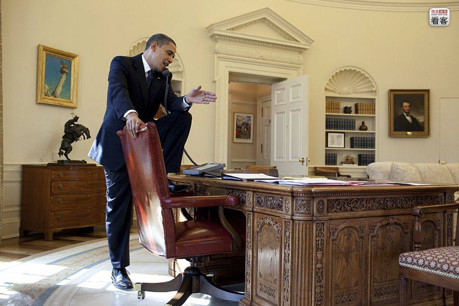 2010年3月19日，白宫总统办公室内，奥巴马在与一名国会议员通电话时，一只脚踩在椅子.jpg