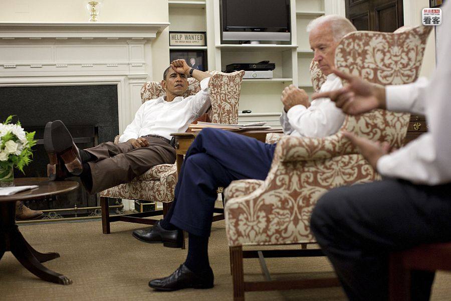 2011年7月30日，奥巴马与副总统拜登在白宫内听取负责立法事务总统顾问汇报工作。.jpg.jpg