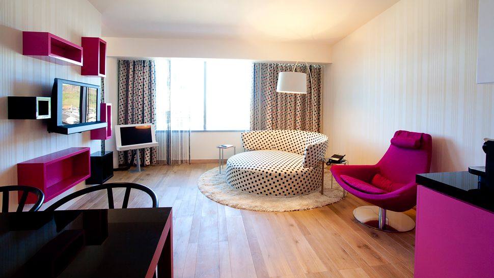 Hotel Missoni Kuwait 苏格兰爱丁堡科崴特米索尼酒店_007172-01-pink-black-white-livingroom.jpg
