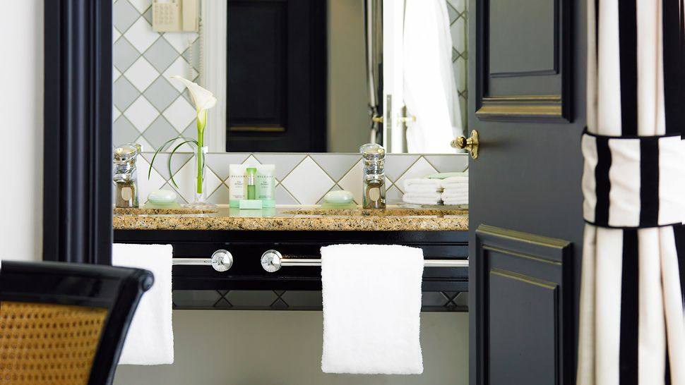 巴黎卡斯蒂利亚酒店 Castille Paris_009288-03-Coco-Bathroom.jpg