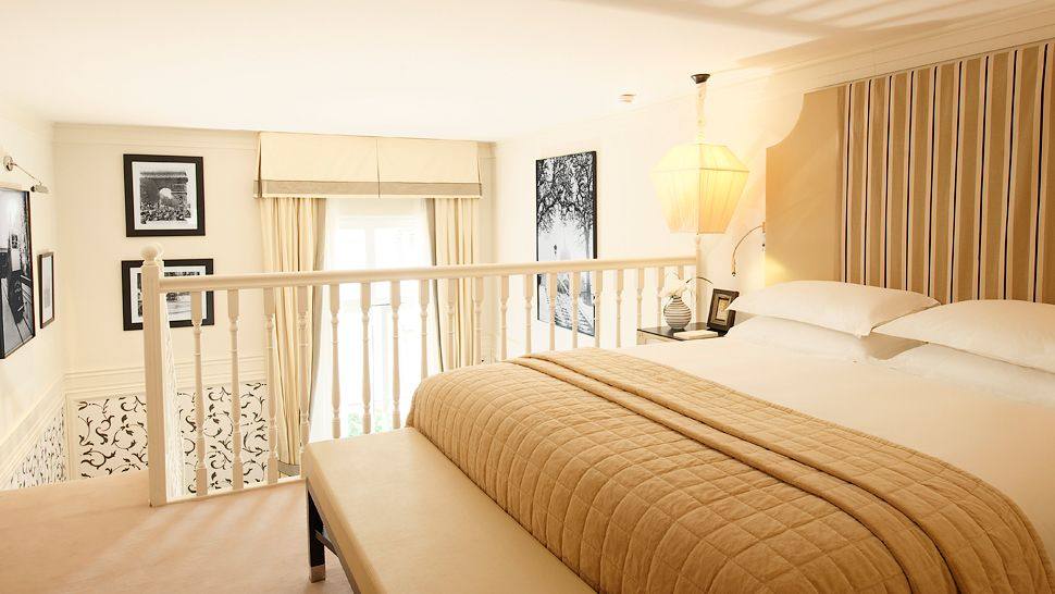 巴黎卡斯蒂利亚酒店 Castille Paris_009288-08-Duplex-Bedroom.jpg